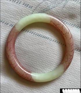 三十年前在上海国营商店花150块买的手镯,说不定挺值钱呢.那时候150块