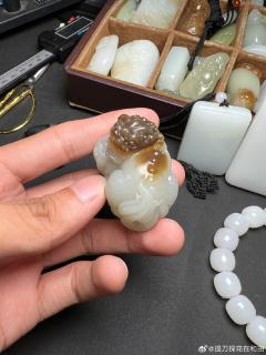 糖白鸿运当头雄狮吊坠